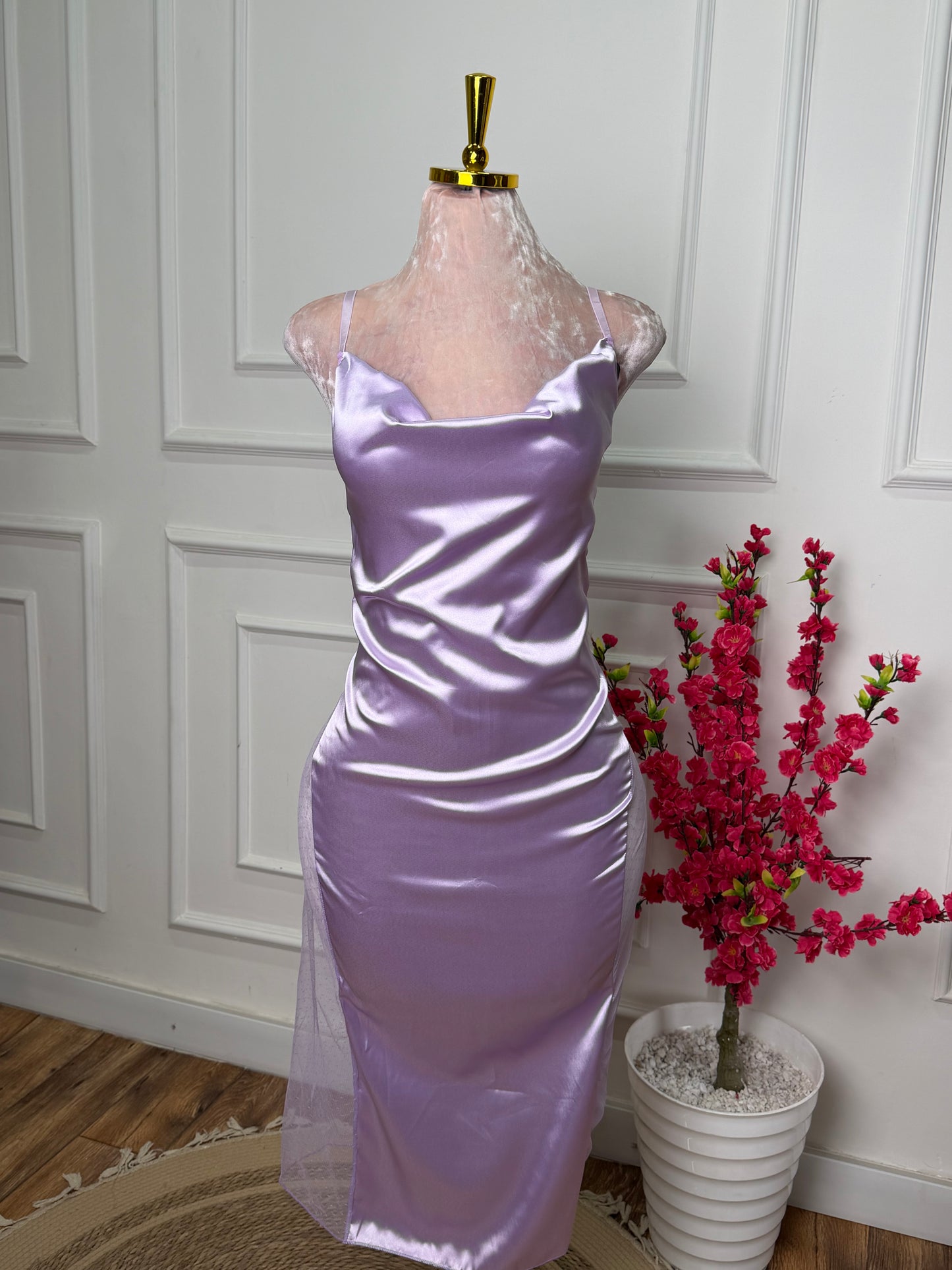 فستان ساتان بلمسة دانتيل😉💗
